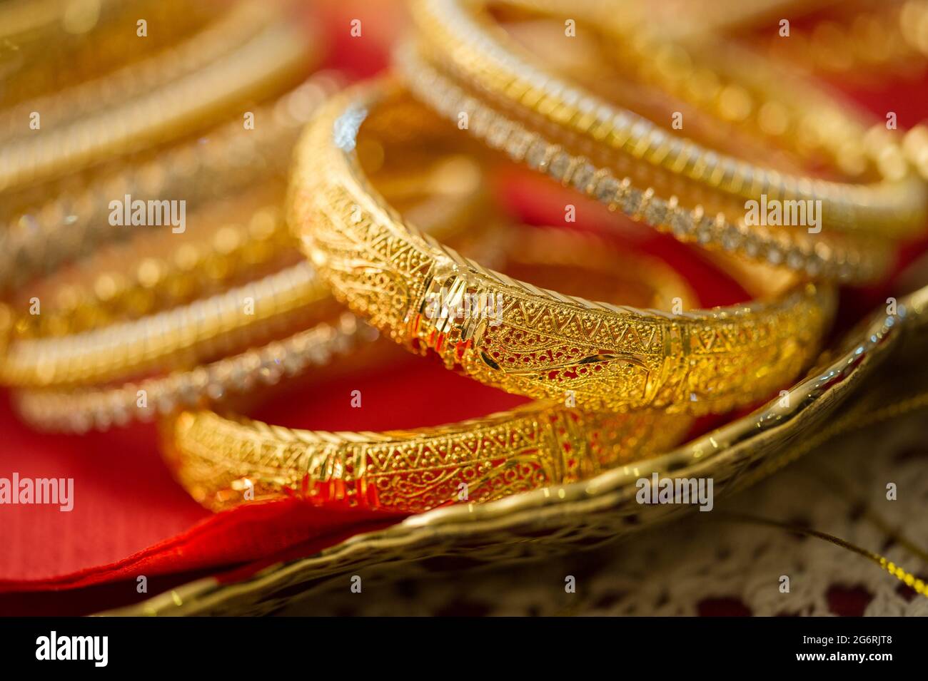 Gros plan de bracelets d'or pour la mariée d'un mariage hindou traditionnel Banque D'Images