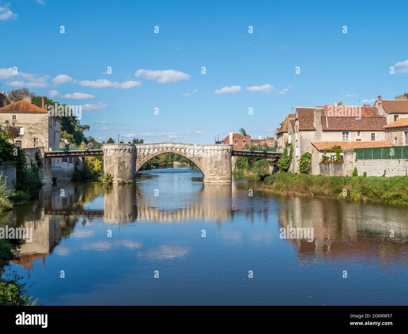 Reflet du pont dans la rivière Gartempe à Montmorillon France Banque D'Images