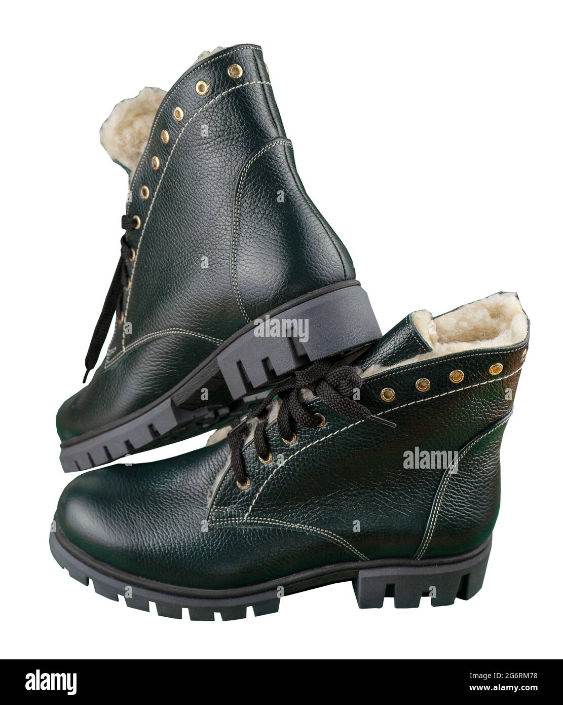 chaussures en cuir isolées sur fond blanc. Bottes d'hiver et de printemps hors saison. Chaussure élégante. Gros plan. Lacets, semelle de tracteur. Style décontracté. Copier l'espace Banque D'Images