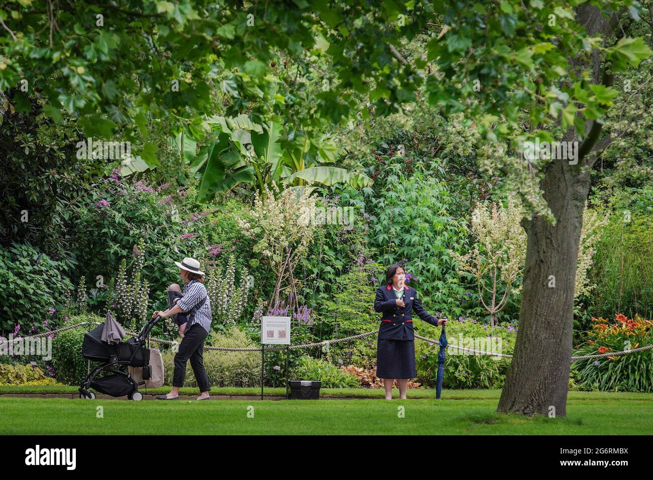 Londres, Royaume-Uni. 8 juillet 2021. Le jardin de Buckingham Palace ouvre pour la première fois. Les visiteurs peuvent explorer les terrains de la résidence officielle de sa Majesté la Reine à Londres et profiter d'occasions uniques de pique-niquer sur l'une des pelouses. Credit: Guy Corbishley/Alamy Live News Banque D'Images