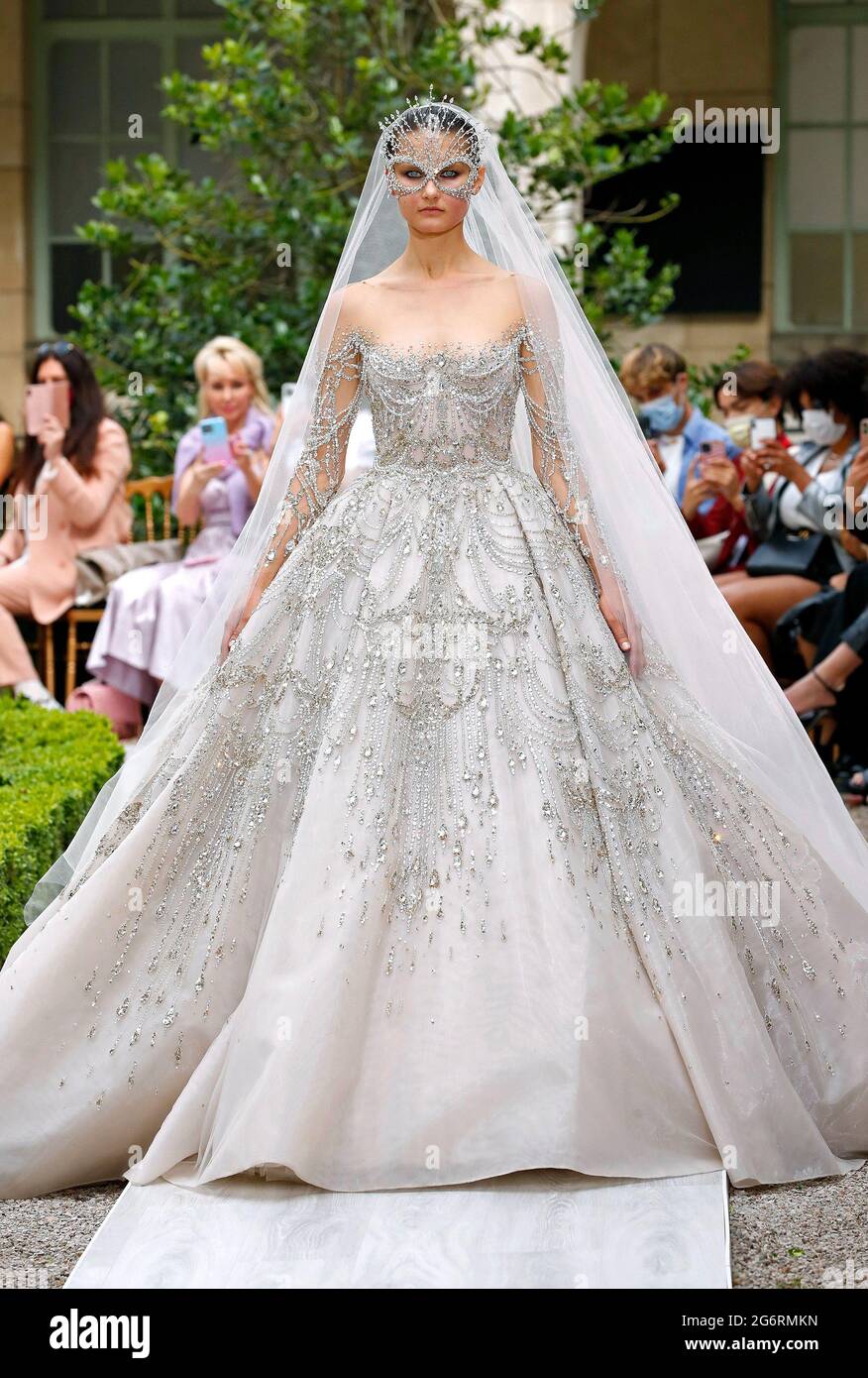 Paris, France. 7 juillet 2021. Un modèle présente une création de Zuhair  Murad dans le cadre de ses collections automne-hiver 2021/2022 haute  Couture lors de la semaine de la mode à Paris,