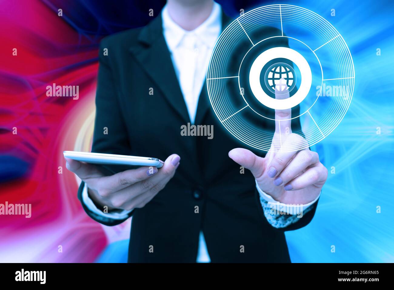 Lady en uniforme tenant debout téléphone à la main en appuyant sur le bouton du globe virtuel, Bussiness femme portant Mobile Poining pour de nouvelles technologies futuristes. Banque D'Images