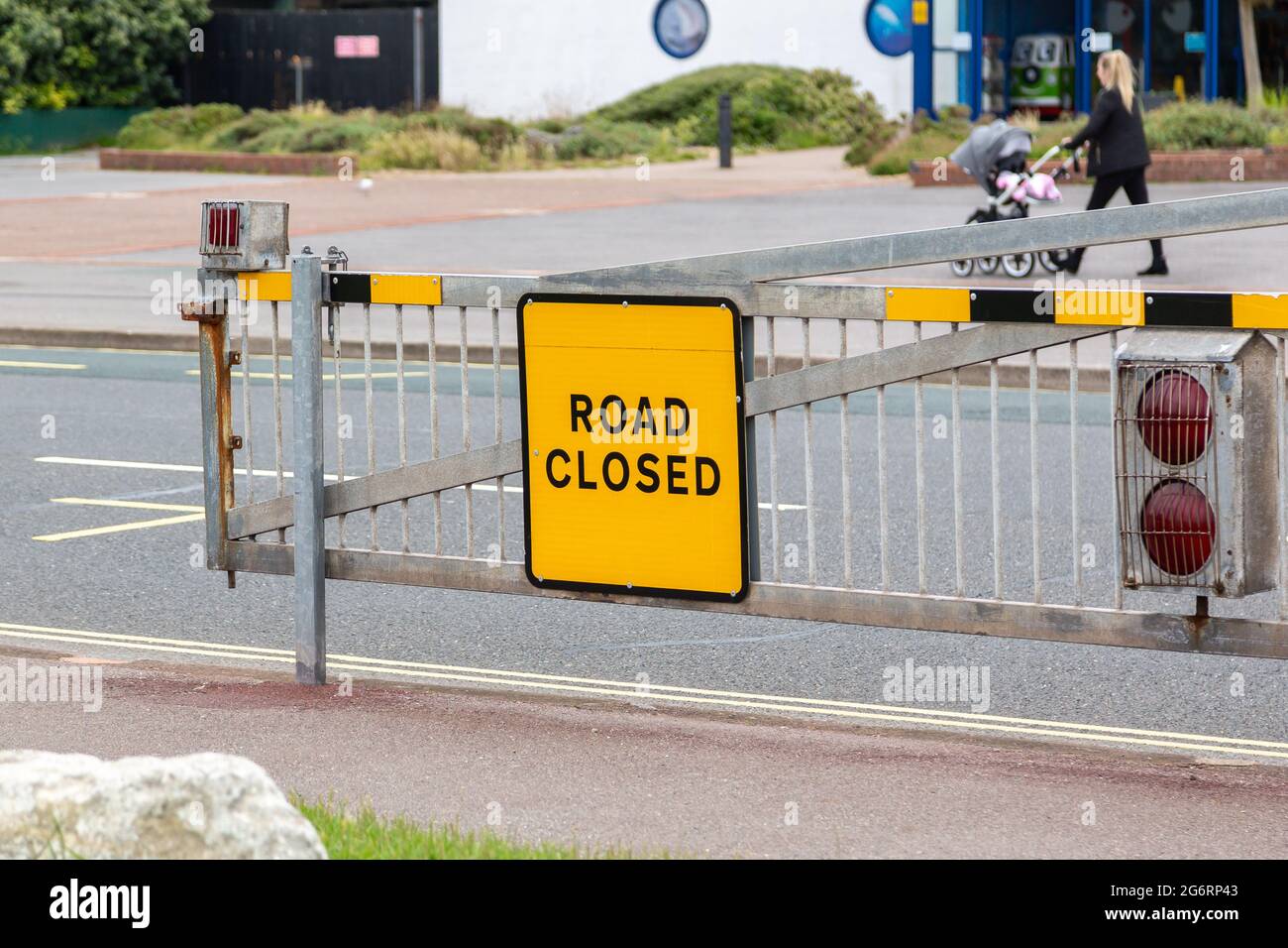 Un panneau de route fermé sur une barrière qui est fermée pendant les tempêtes au bord de la mer Banque D'Images