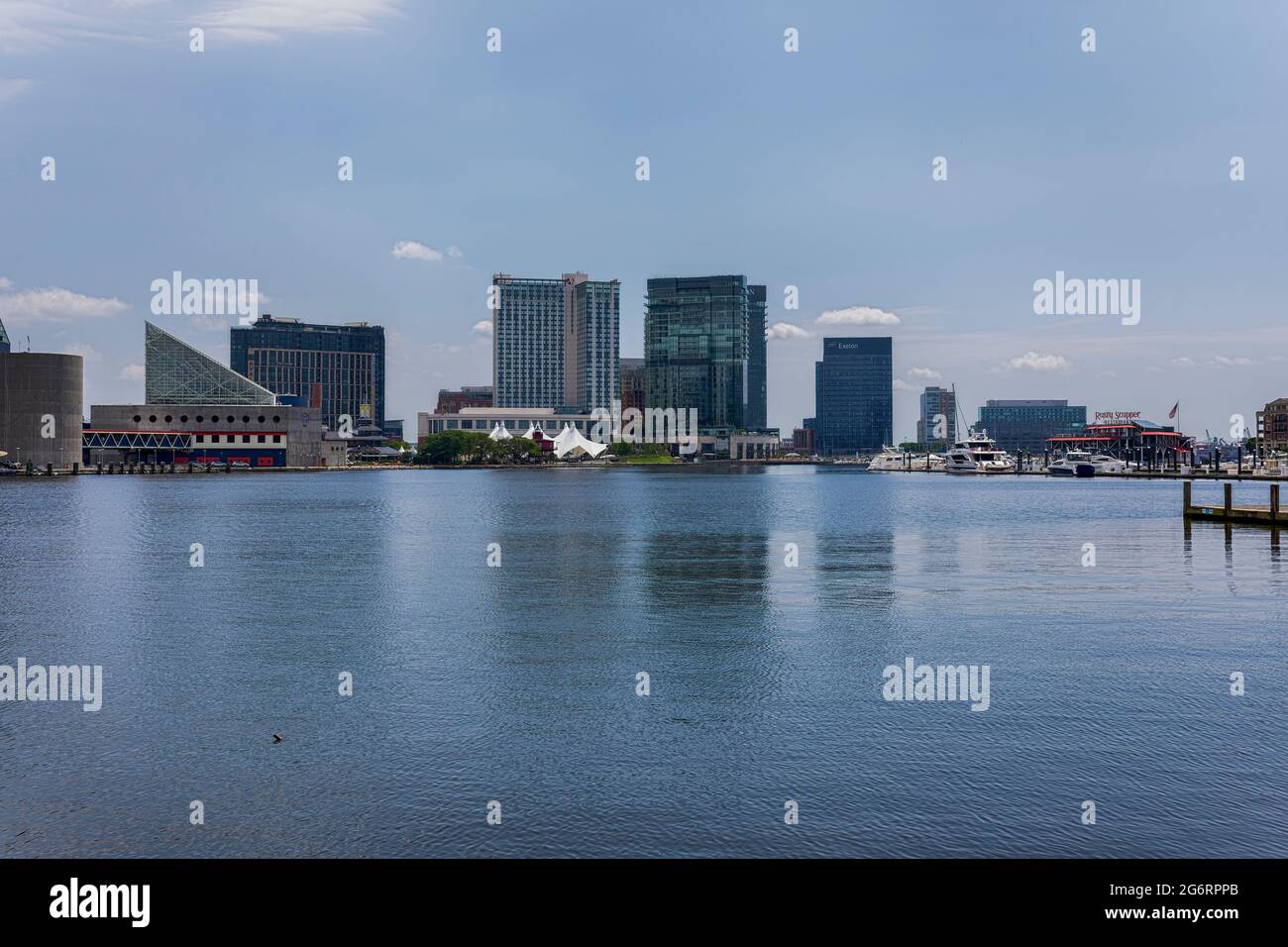 Vue sur le port intérieur de Baltimore, rivière Patapsco. Banque D'Images