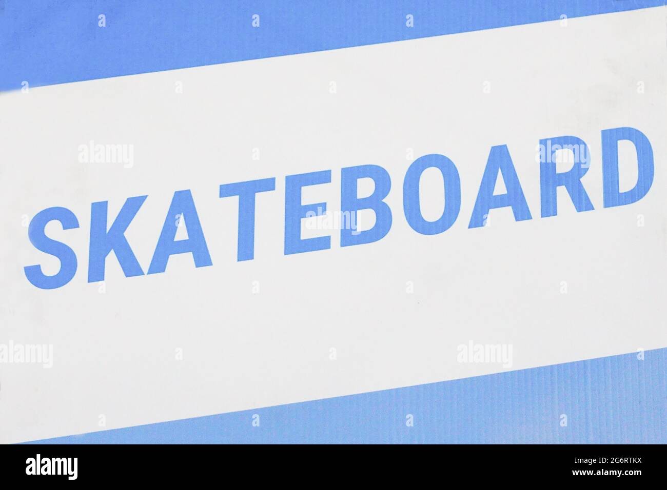 Étiquette indiquant le skateboard - un équipement sportif pour le skateboard. Il s'agit d'un sport d'action qui implique la conduite et la réalisation de tours à l'aide d'un skateboard, Banque D'Images