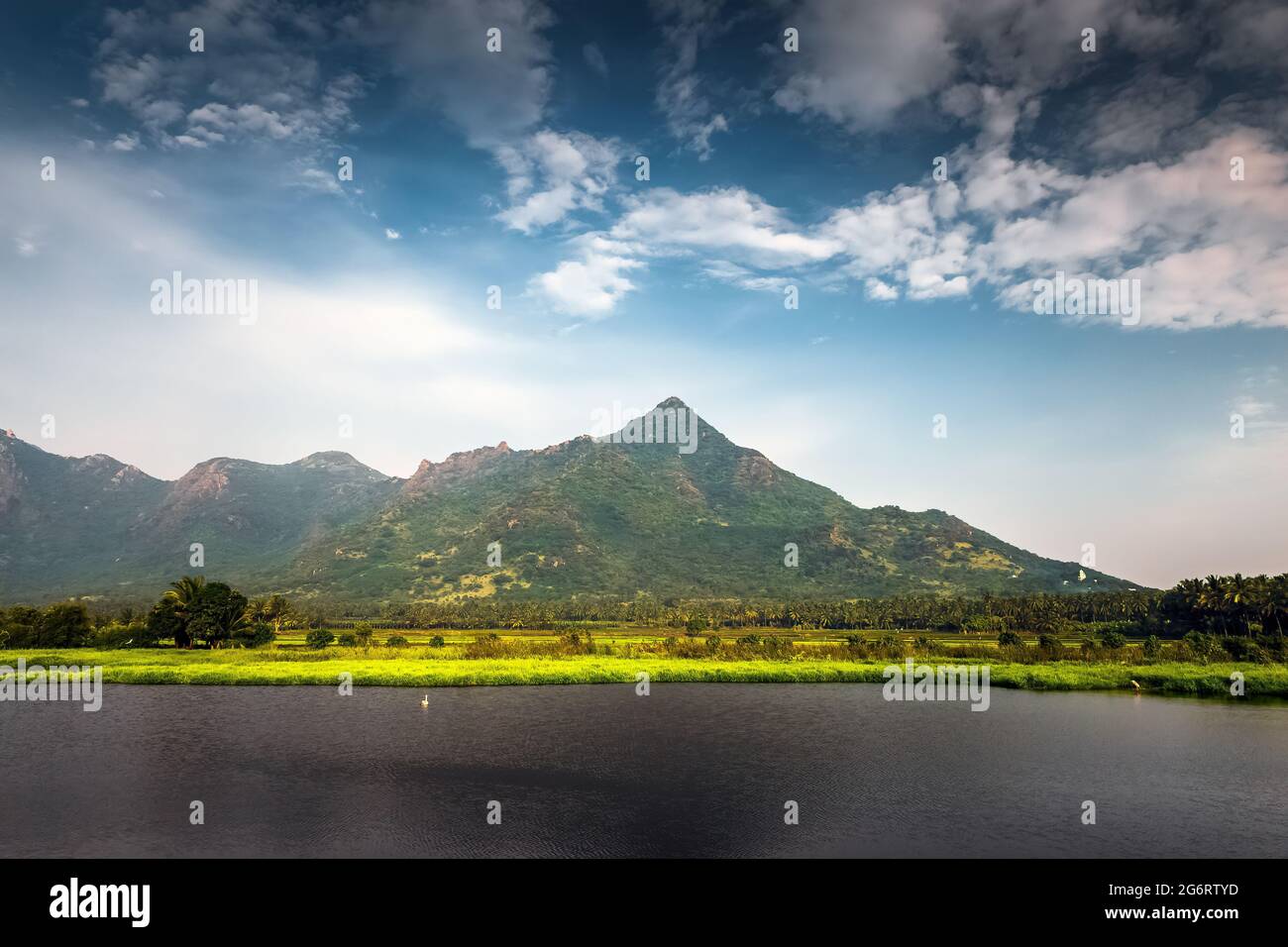 Des nuages spectaculaires avec vue sur la montagne. Près de NAGERCOIL, DISTRICT DE KANYAKUMARI, TAMIL NADU. INDE. Banque D'Images