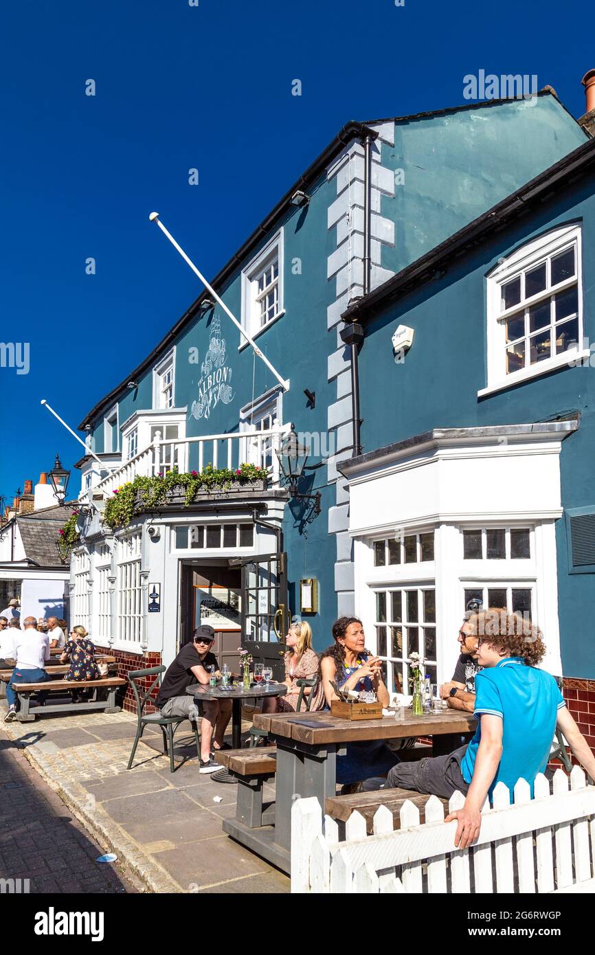 Personnes assises à l'extérieur de l'Albion Inn à East Molesey, Londres, Royaume-Uni Banque D'Images