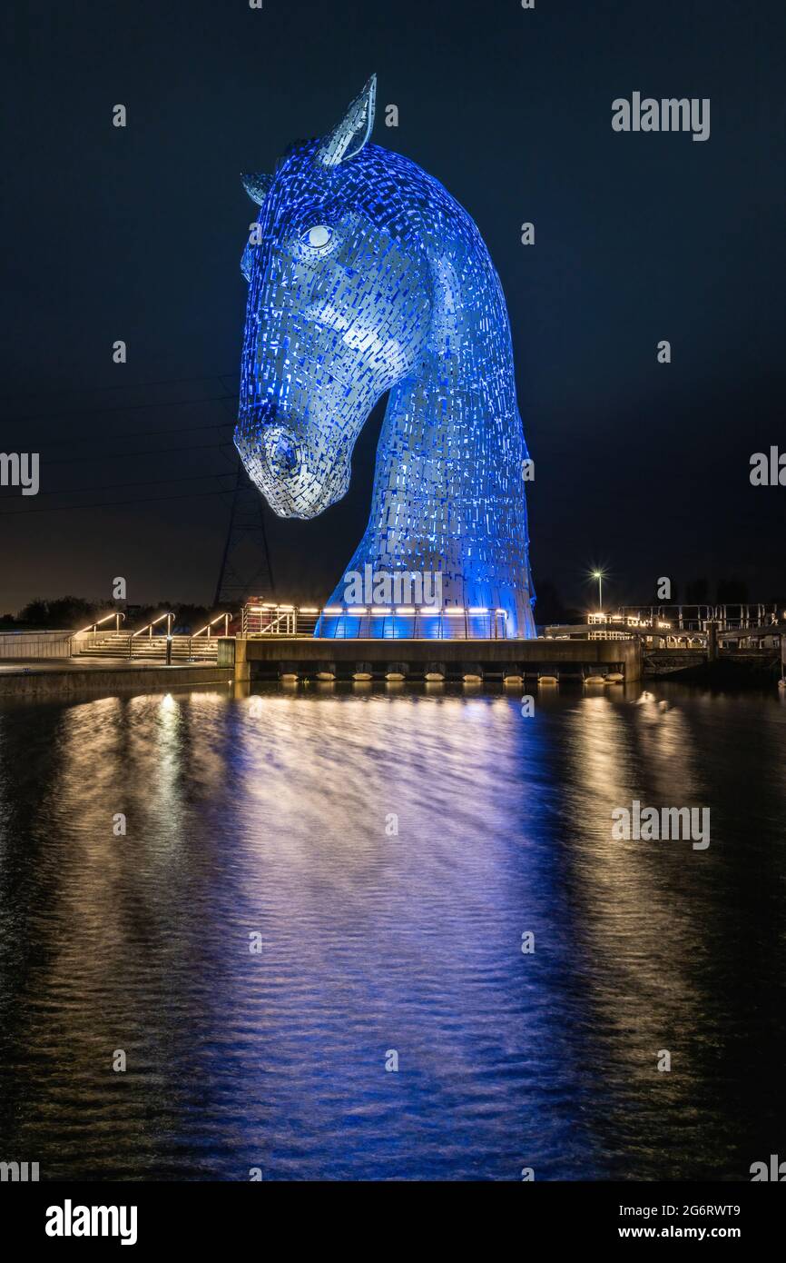 Une soirée automnale sombre, humide et pleuvante photographiant les sculptures illuminées à tête de cheval en acier créées par Andy Scott. Banque D'Images