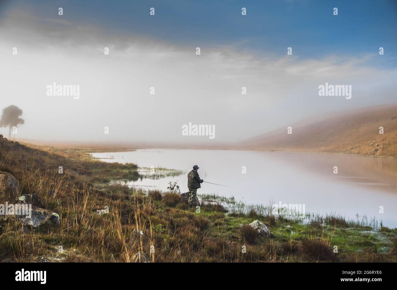 Pêche sportive dans le lac par jour nuageux Banque D'Images