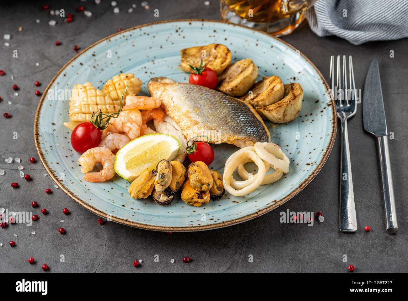 Assiette de fruits de mer avec poisson, calmar, pieuvre, moules et crevettes. Banque D'Images