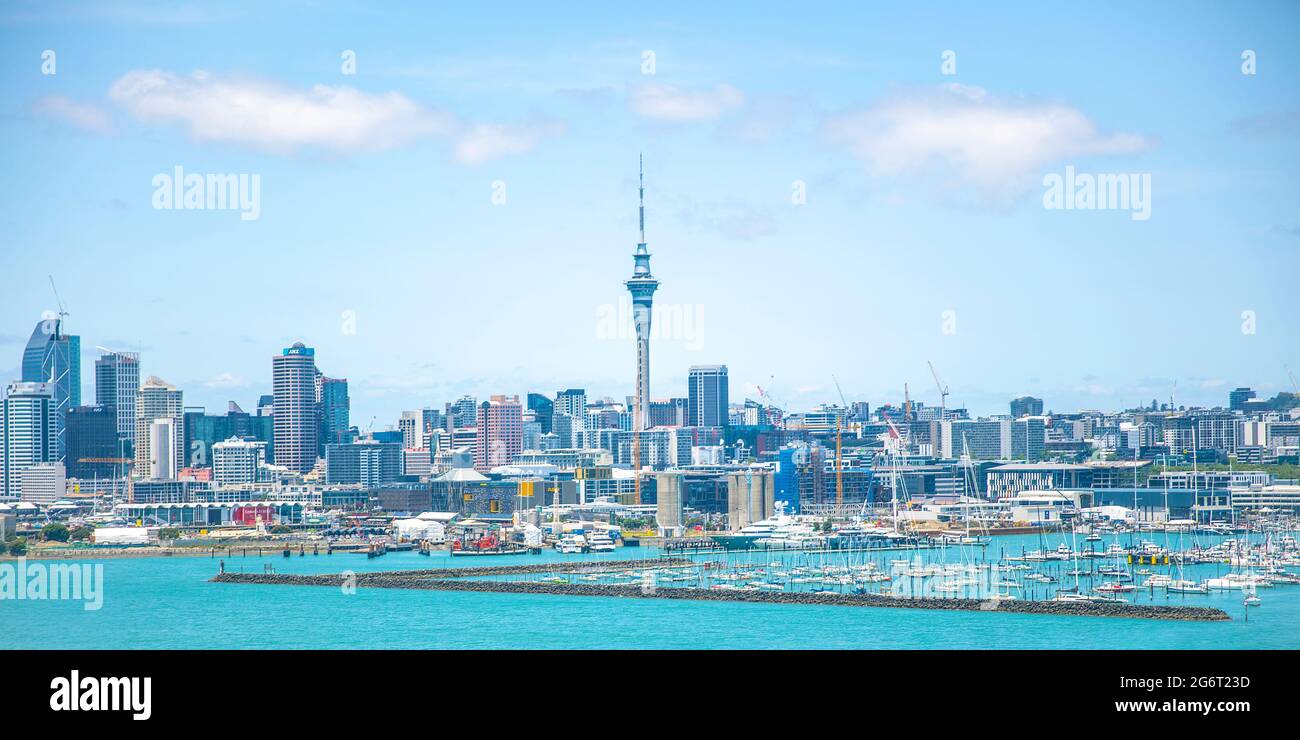 Vue sur la ville d'Auckland et le quartier des affaires du centre-ville. Prise du Harbour Bridge d'Auckland le 13 2019 décembre Banque D'Images