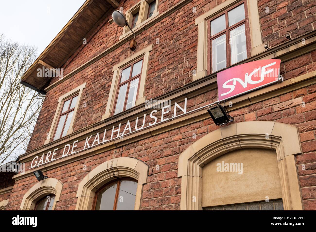 Kalhausen- France - 02 janvier 2020 : petite gare SNCF de Kalhausen, dans l'est de la France Banque D'Images
