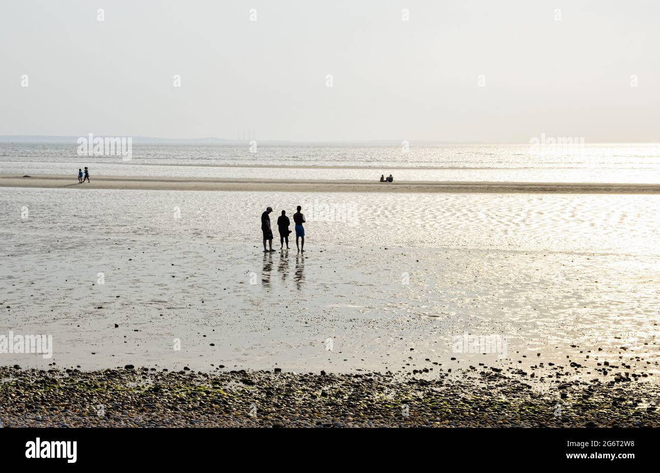 Les gens qui apprécient les barres de sable à marée basse à West Meadow Beach lors d'une soirée d'été très floue. Stony Brook, long Island Sound, New York. Copier l'espace. Banque D'Images