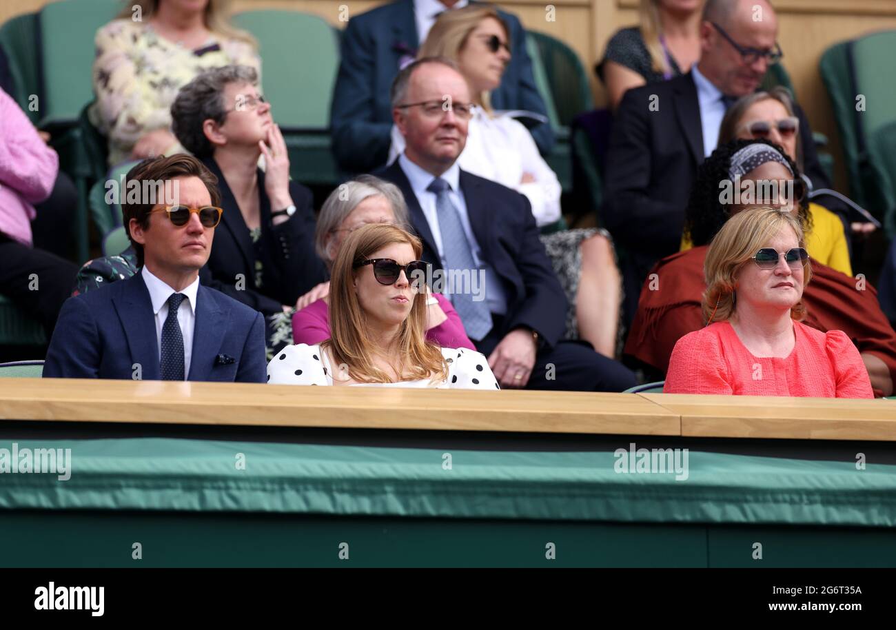 Edoardo Mapelli Mozzi, la princesse Beatrice et Annabelle Galletley dans la boîte royale au Centre court le dix jour de Wimbledon au All England Lawn tennis and Croquet Club, Wimbledon. Date de la photo: Jeudi 8 juillet 2021. Banque D'Images