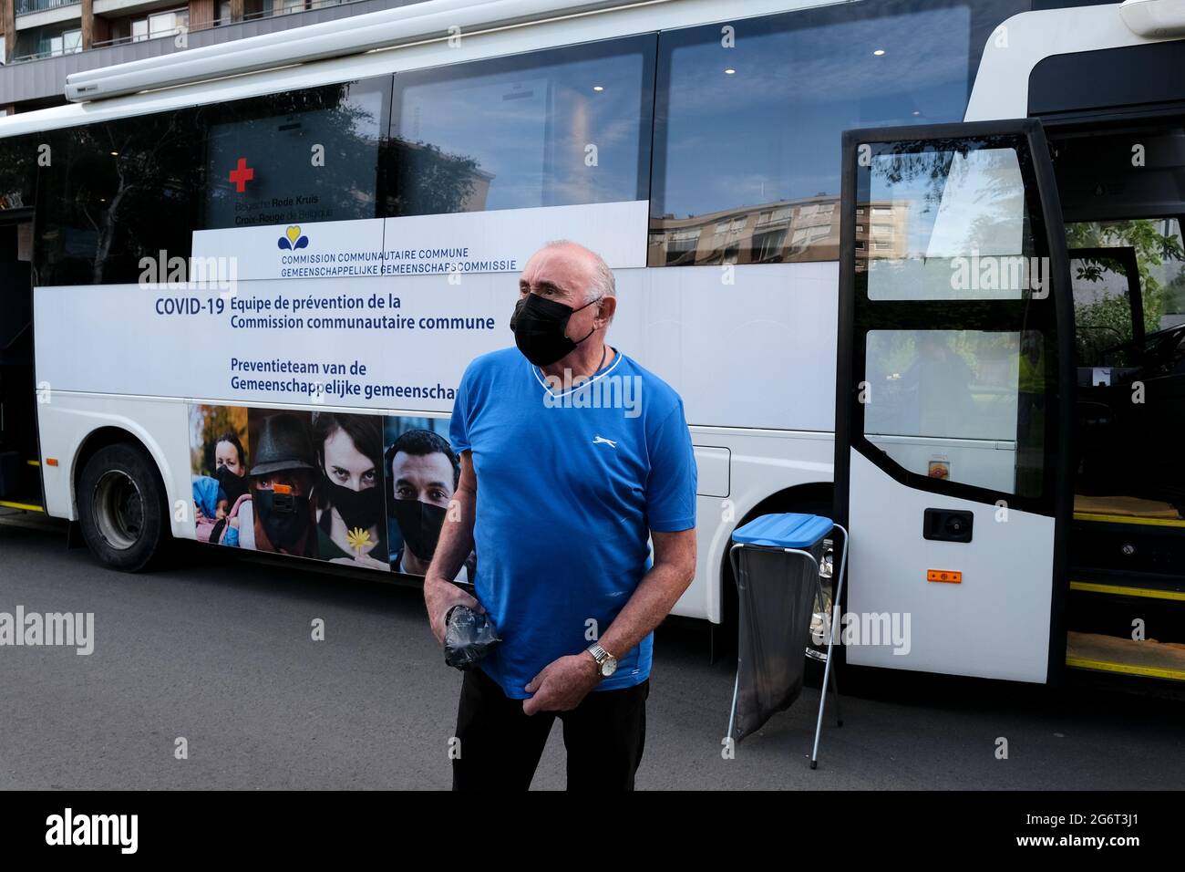 Bruxelles, Belgique. 08 juillet 2021. Le personnel de Medic se tient à côté d'un bus de vaccination « Vacci-bus » lors d'un programme de vaccination de masse pour les personnes de plus de 18 ans à jette, en Belgique, le 8 juillet 2021. Crédit: ALEXANDROS MICHAILIDIS/Alamy Live News Banque D'Images