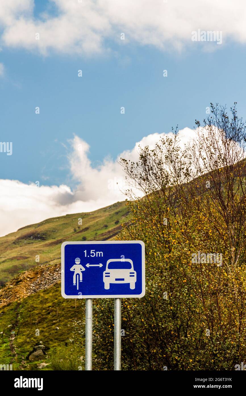 Connectez-vous au pays de Galles du Royaume-Uni. Montrant la voiture à 1.5 mètres du cycliste, portrait, espace publicitaire au sommet. Banque D'Images