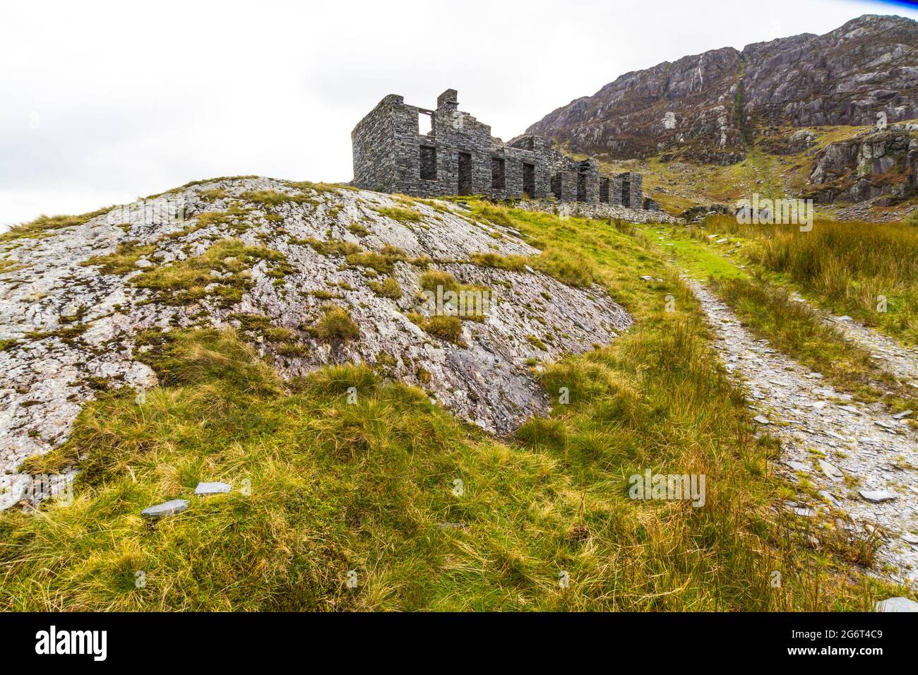 Cwmorthin Terrace, casernes de mineurs d'ardoise, également appelées Tai Llyn, Bleneau Ffestinog, Snowdonia, pays de Galles du Nord, grand angle, paysage. Banque D'Images