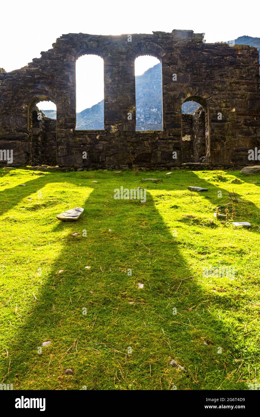 La chapelle ou l'église Gallois Rhosydd a été détruite, éclairée par le soleil, avec des arches et des ombres illuminant le sol. Moody Gothic, paysage. Cwmorthin, BLE Banque D'Images