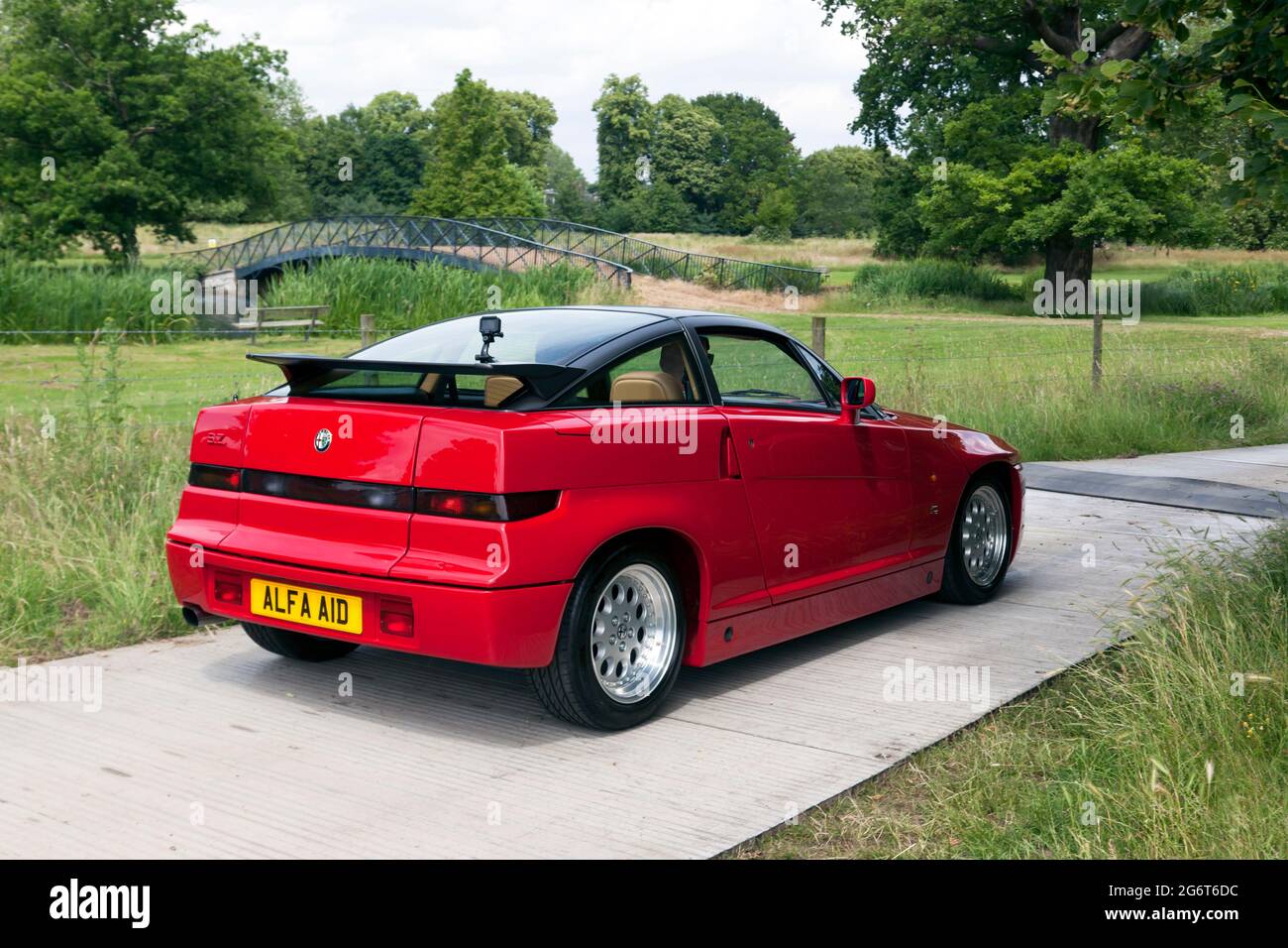 A Red, 1990 ans, Alfa Romeo SZ ES30, en démonstration au London Classic car Show 2021 Banque D'Images