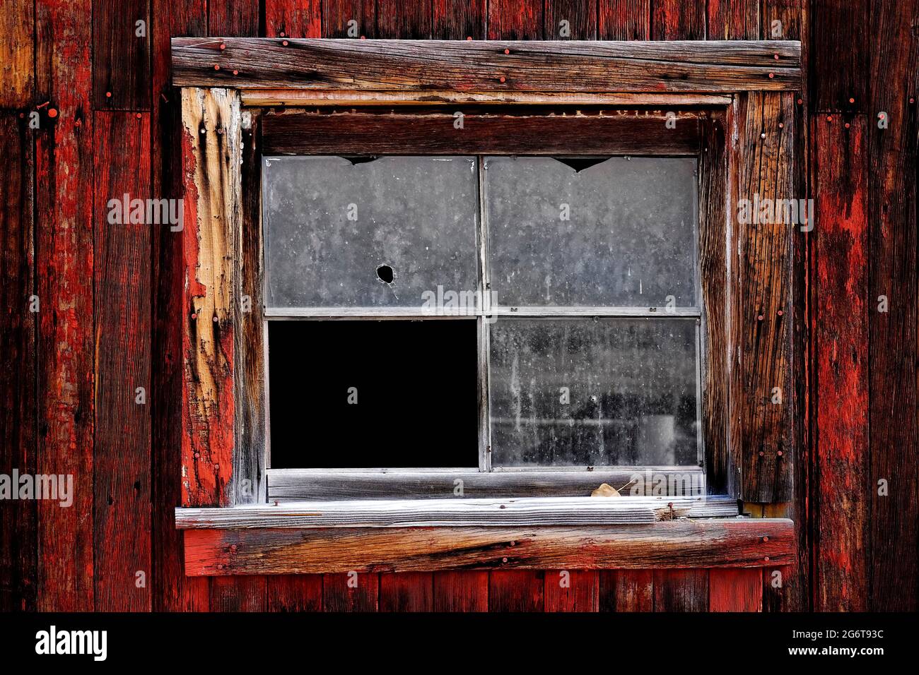 Vieille Grange rouge dans le champ Fin de l'automne ou brun automne herbe Weathered Wood Banque D'Images
