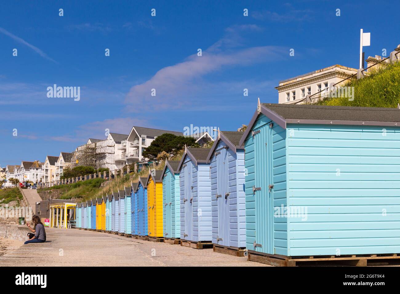 Huttes de plage colorées à Castle Beach lors d'une chaude journée ensoleillée à Falmouth, Cornwall, Royaume-Uni, en juin Banque D'Images