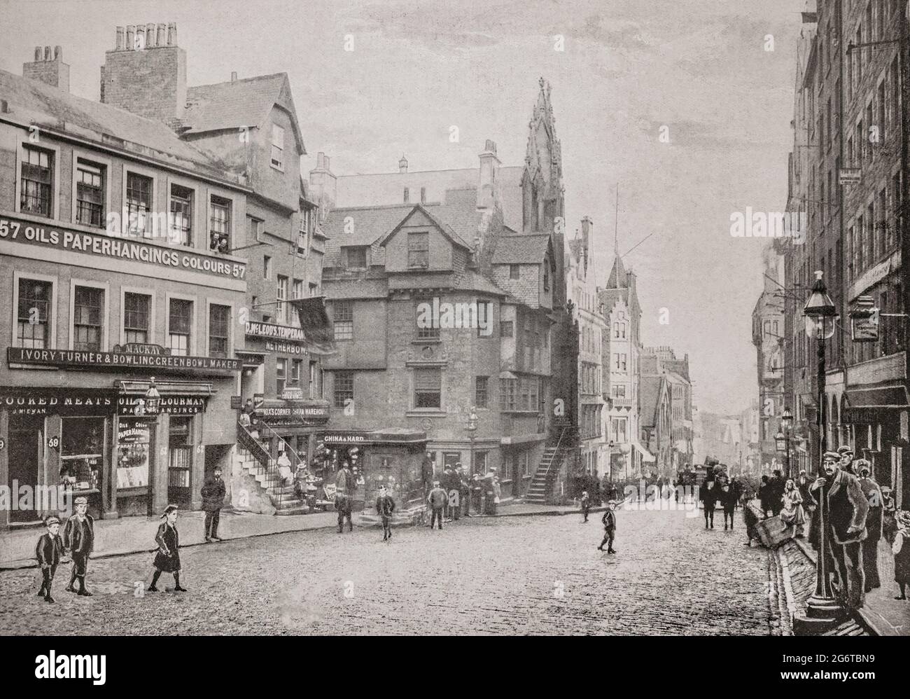 Vue de la fin du XIXe siècle sur High Street à Édimbourg, en Écosse, et la maison de John KNOX, réputée pour avoir été possédée et vécue par un réformateur protestant au XVIe siècle. Bien que la maison 'n'ait été la maison de KNOX que pendant quelques mois pendant le siège du château d'Édimbourg, on pense qu'il est mort ici.' Il semble avoir été largement accepté comme « maison de John KNOX » à partir du milieu du XIXe siècle après que des écrivains victoriens comme Robert Chambers et Sir Daniel Wilson aient répété la tradition populaire d'y associer le nom de KNOX. Banque D'Images