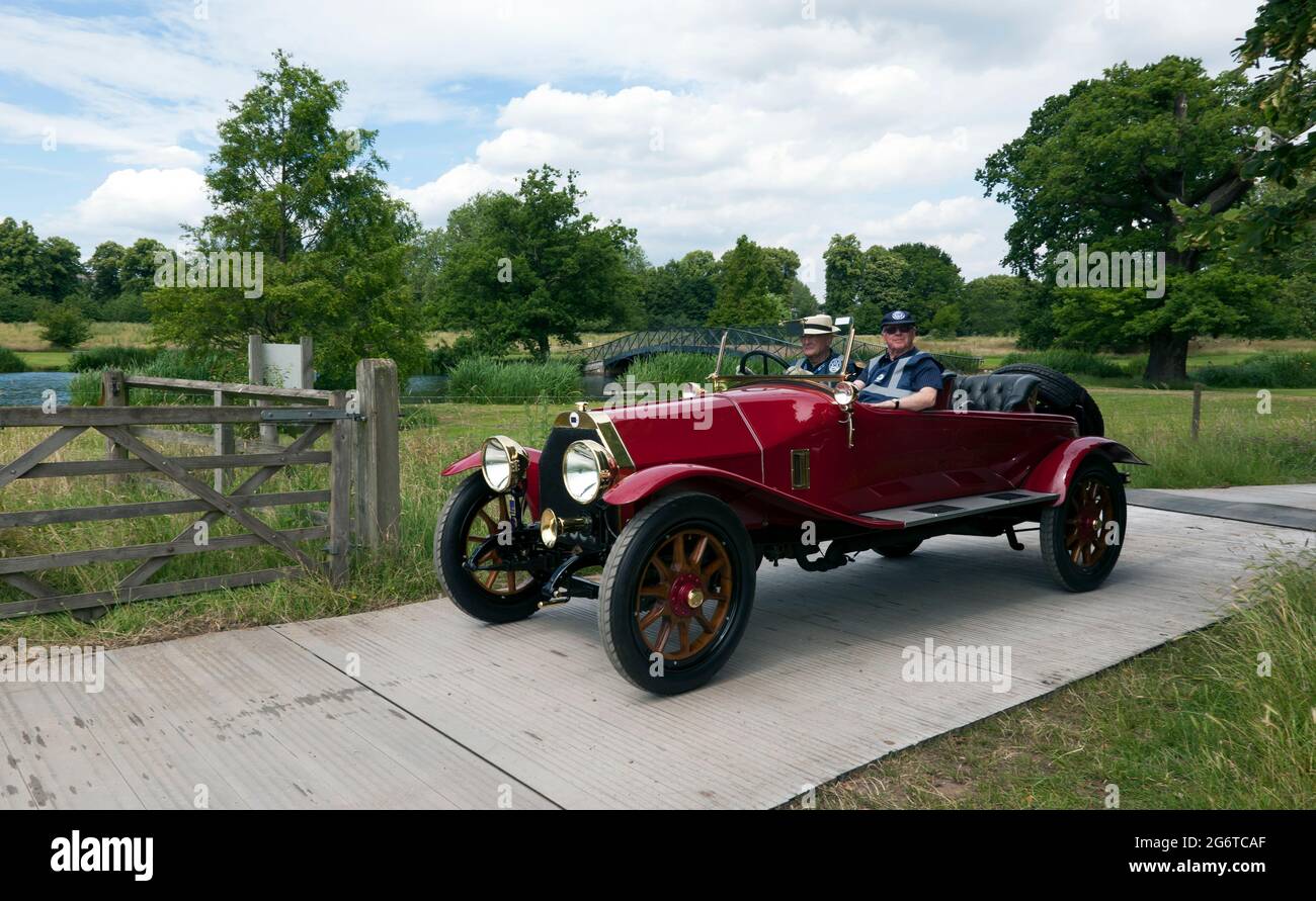 Vue des trois quarts avant d'une Lancia Lambda rouge, 1927, présentée au London Classic car Show 2021 Banque D'Images