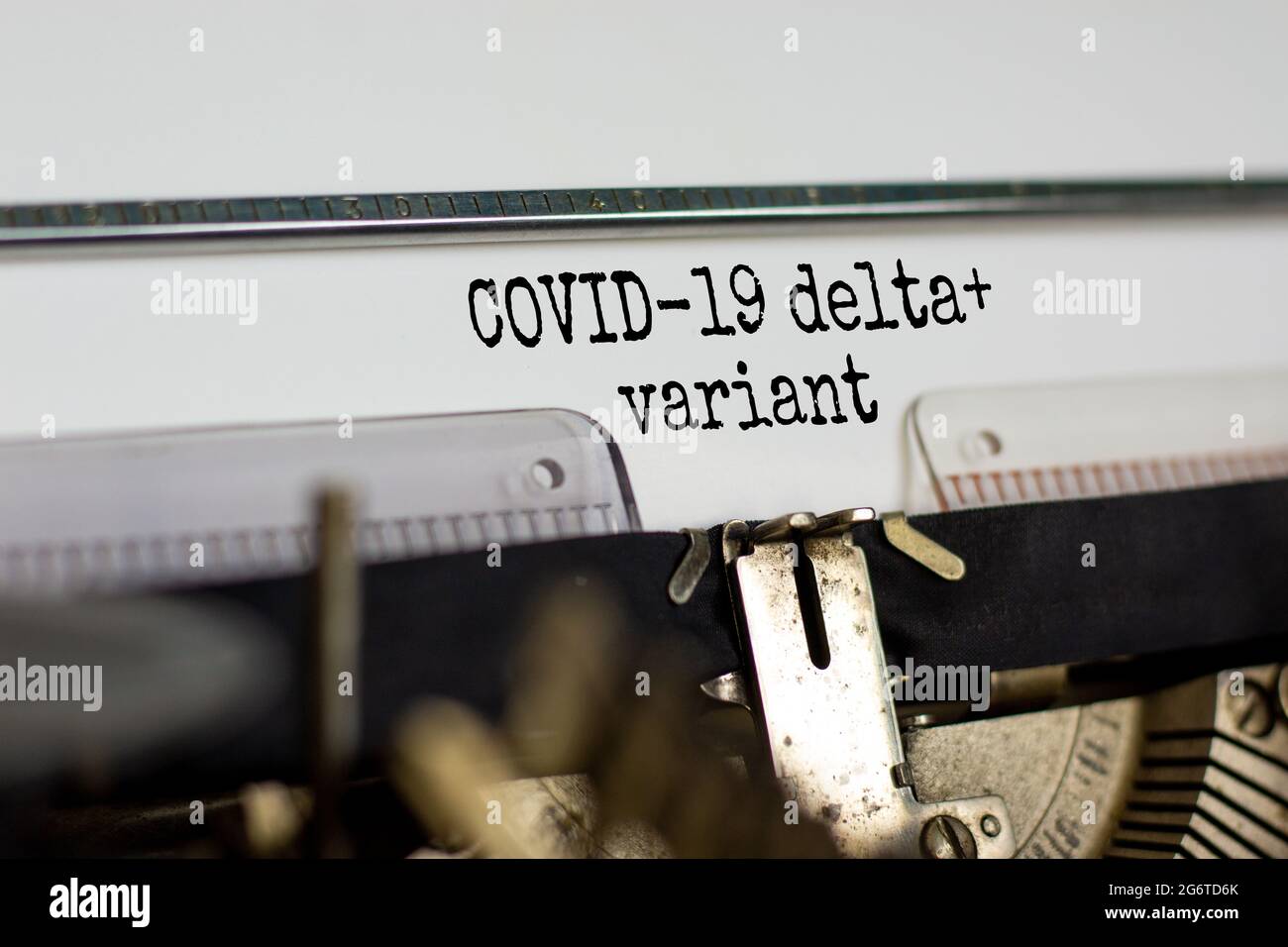 Symbole de variante Covid-19 delta plus virus. Les mots 'Covid-19 delta plus variante' sont dactylographiés sur une machine à écrire rétro. Médical et COVID-19 nouveau delta plus variante c Banque D'Images