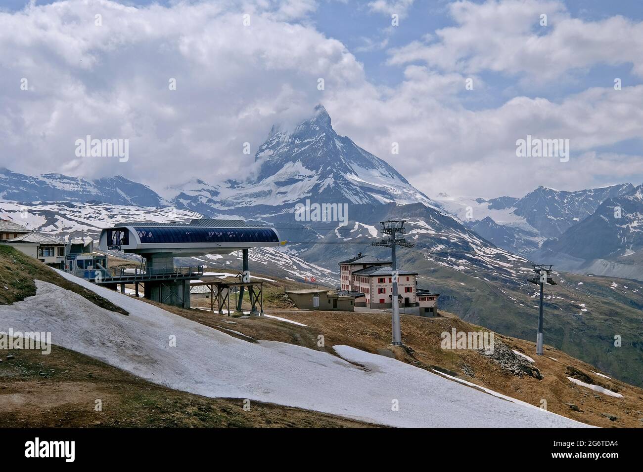 Remontées mécaniques sur le Riffelberg avec vue sur le Cervin, canton du Valais, Suisse. Banque D'Images