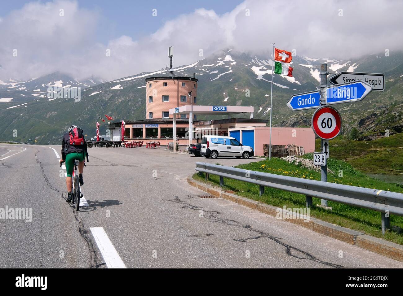 Cycliste sur le col du Simplon dans le canton du Valais, Suisse. Banque D'Images
