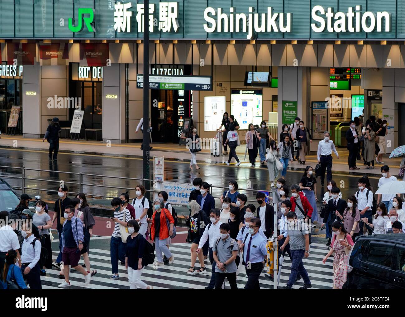 (210708) -- TOKYO, 8 juillet 2021 (Xinhua) -- des piétons traversent une rue à Tokyo, au Japon, le 8 juillet 2021. Le gouvernement japonais a décidé jeudi de placer la capitale Tokyo sous le quatrième état d'urgence sur la COVID-19, couvrant la durée des Jeux Olympiques, dans un effort pour enrayer une récente vague d'infections. (Photo de Christopher Jue/Xinhua) Banque D'Images