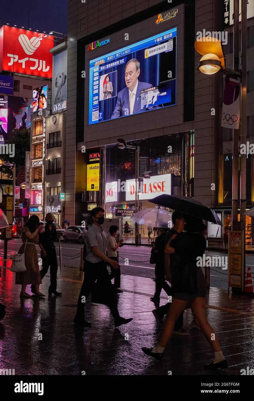 (210708) -- TOKYO, le 8 juillet 2021 (Xinhua) -- le Premier ministre japonais Yoshide Suga est vu sur grand écran alors qu'il annonce un nouvel état d'urgence à Tokyo, au Japon, le 8 juillet 2021. Le gouvernement japonais a décidé jeudi de placer la capitale Tokyo sous le quatrième état d'urgence sur la COVID-19, couvrant la durée des Jeux Olympiques, dans un effort pour enrayer une récente vague d'infections. (Photo de Christopher Jue/Xinhua) Banque D'Images