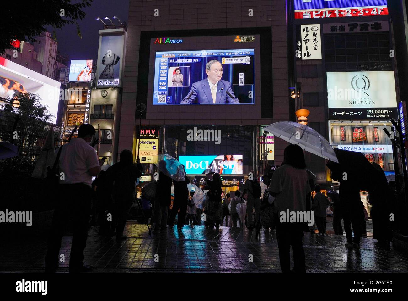 (210708) -- TOKYO, le 8 juillet 2021 (Xinhua) -- le Premier ministre japonais Yoshide Suga est vu sur grand écran alors qu'il annonce un nouvel état d'urgence à Tokyo, au Japon, le 8 juillet 2021. Le gouvernement japonais a décidé jeudi de placer la capitale Tokyo sous le quatrième état d'urgence sur la COVID-19, couvrant la durée des Jeux Olympiques, dans un effort pour enrayer une récente vague d'infections. (Photo de Christopher Jue/Xinhua) Banque D'Images