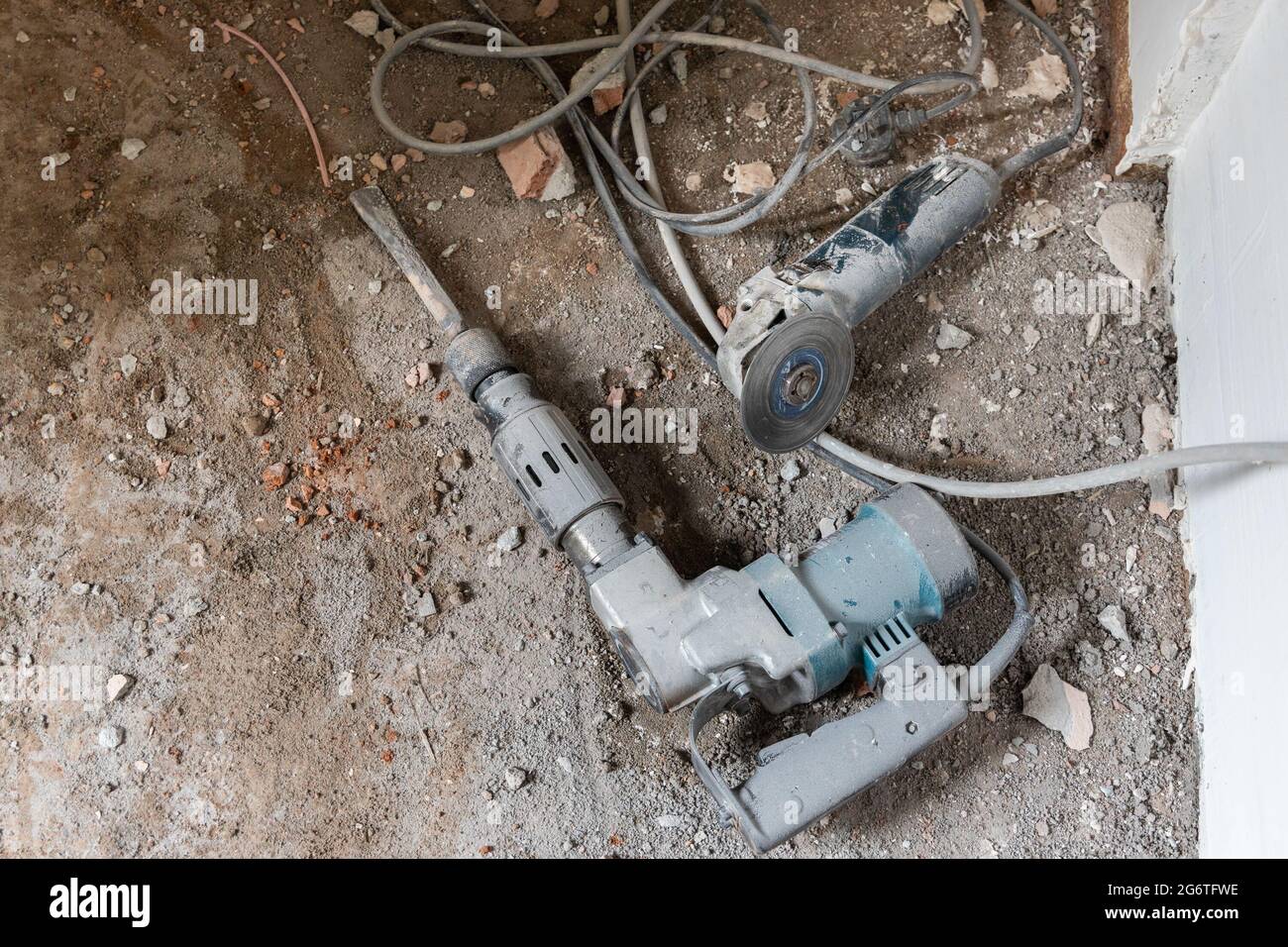 Outils clés pour perceuse à percussion industrielle et coupe-disque dans les travaux de démolition de construction Banque D'Images