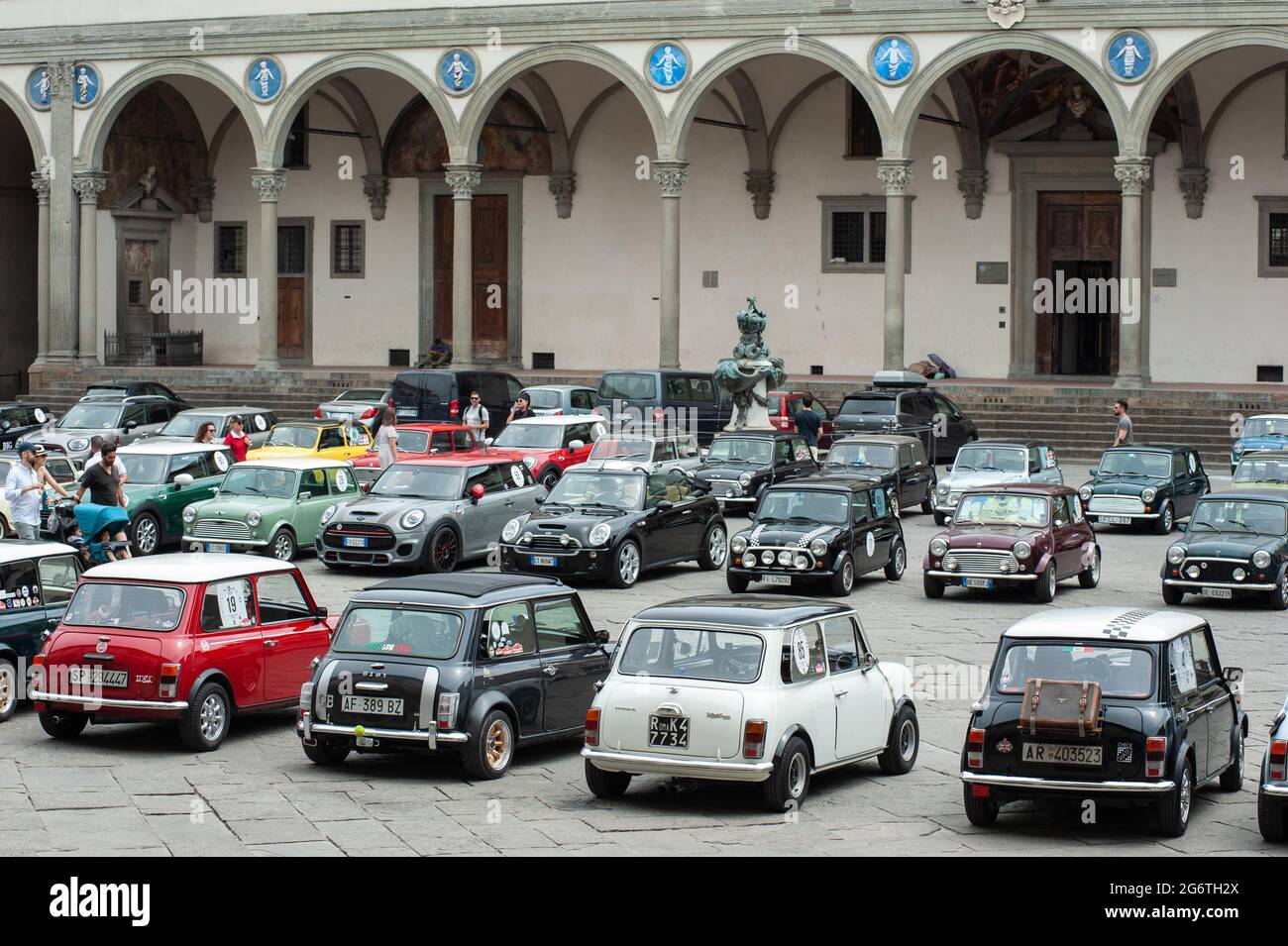 Mini-réunion internationale 2021. Rallye de voitures d'époque sur la Piazza Santissima Annunziata. Banque D'Images