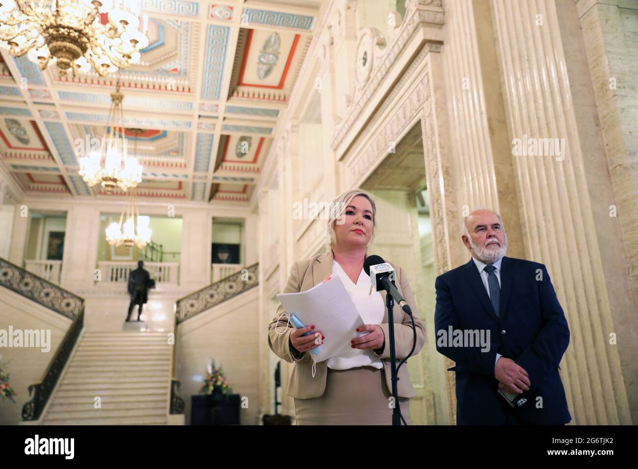 La première ministre adjointe Michelle O'Neill et la députée de Sinn Fein, Francie Molloy, parlent aux médias lors d'une conférence de presse aux édifices du Parlement, à Stormont. Date de la photo: Jeudi 8 juillet 2021. Banque D'Images