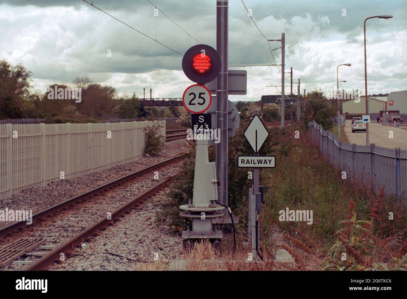Rotherham, Royaume-Uni - 22 mai 2021 : le signal et les panneaux du côté de la ligne de l'arrêt de tramway Parkgate. Banque D'Images