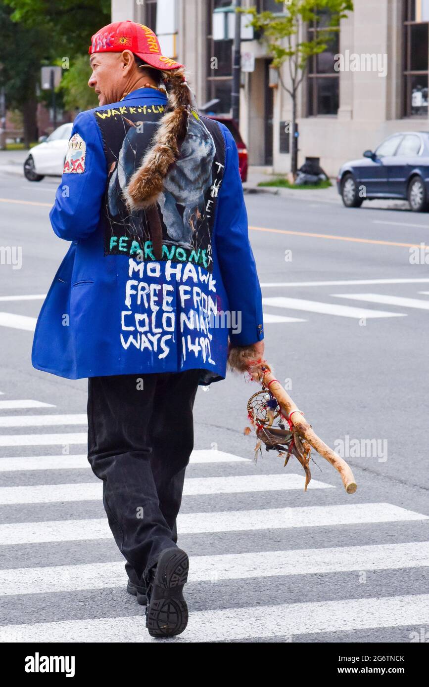 Un autochtone Mohawk qui marche fièrement dans une rue de Montréal, Montréal, Canada Banque D'Images