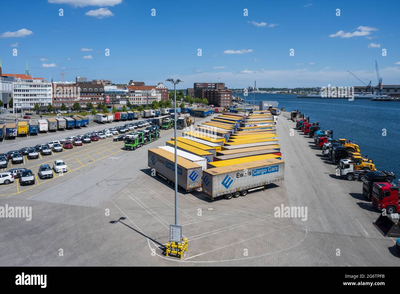 Über den Schwedenkai werden der Schiffen der Stena Line Container, LKWs und Personen täglich nach Schweden transporte Banque D'Images