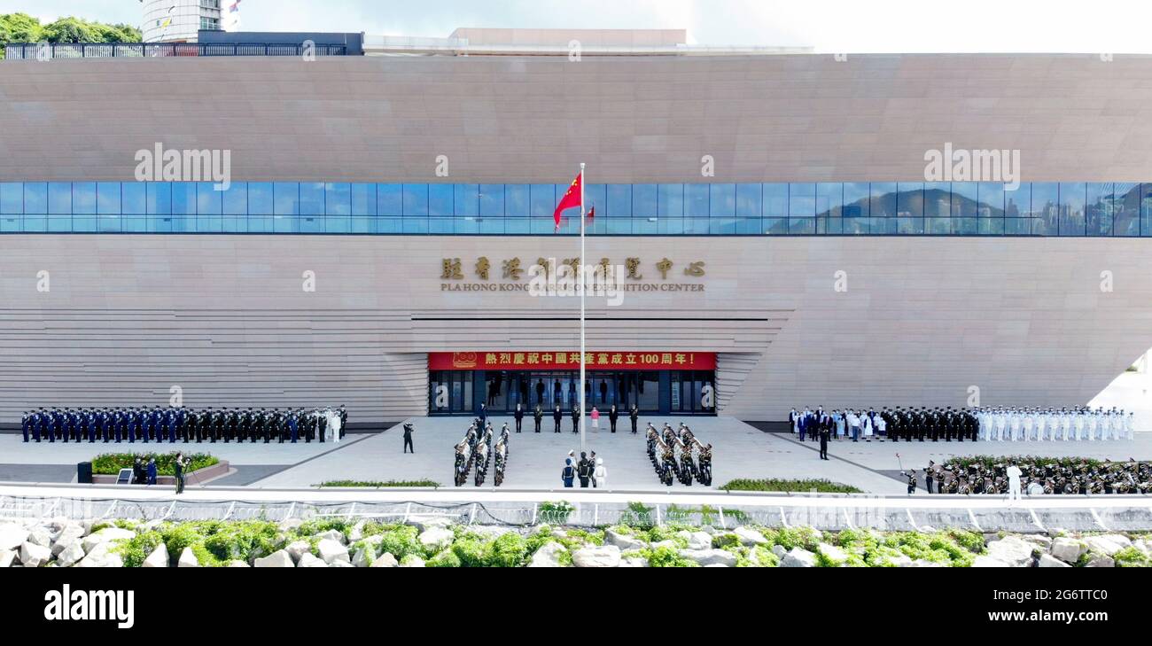 Hong Kong, Chine. 8 juillet 2021. Une cérémonie nationale de levée de drapeau a lieu avant la cérémonie d'ouverture du centre d'exposition de la garnison de l'Armée populaire de libération chinoise (APL) dans la région administrative spéciale de Hong Kong (HKSAR) à la caserne Ngong Shuen Chau à Hong Kong, dans le sud de la Chine, le 8 juillet 2021. POUR ALLER AVEC:'la garnison PLA à Hong Kong inaugure le centre d'exposition' Credit: Liang Dongdong/Xinhua/Alamy Live News Banque D'Images