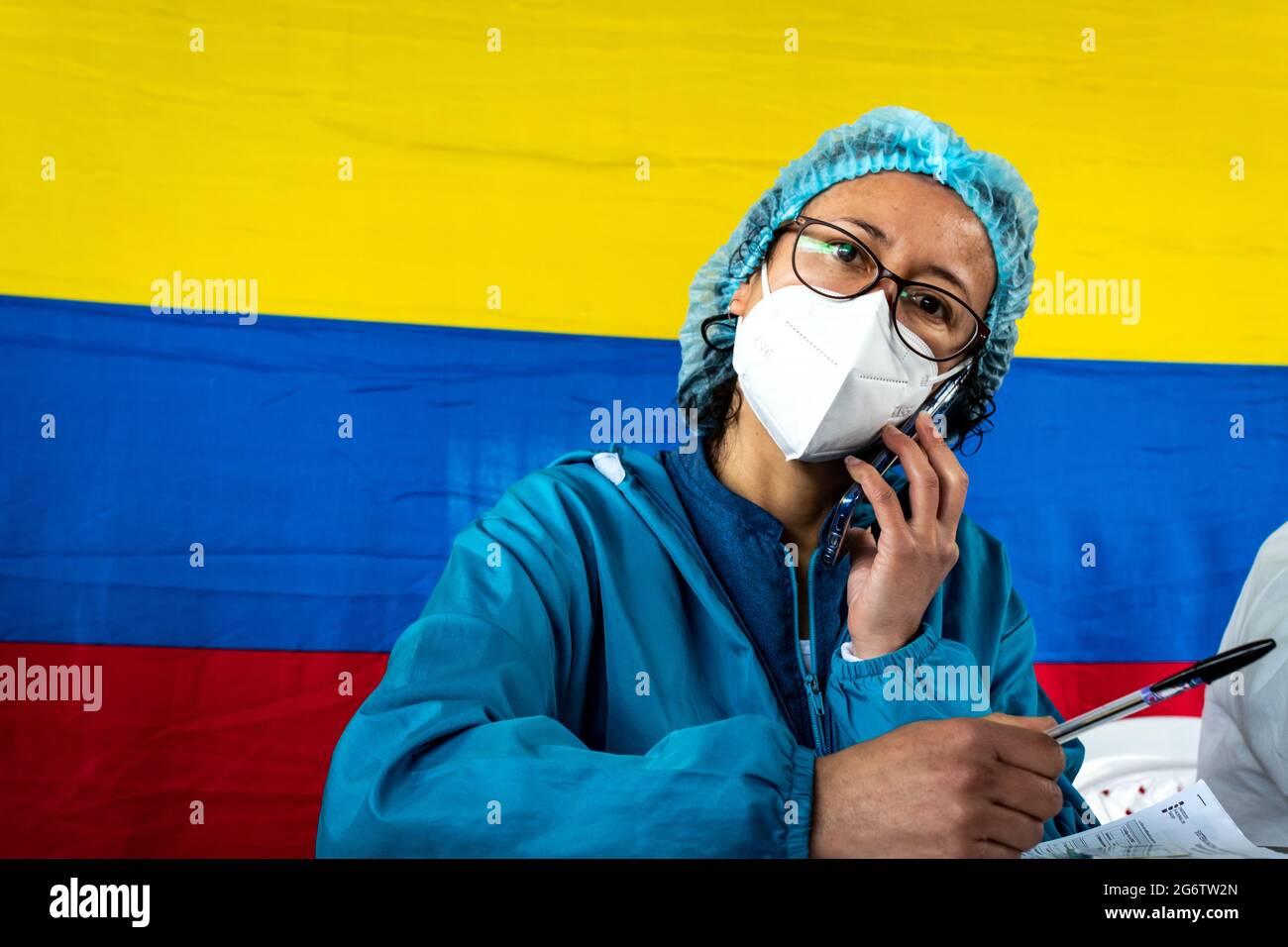 Le personnel de santé chargé de tester les patients pour la nouvelle maladie du coronavirus pose pour une photo avec le drapeau national de la Colombie sur le fond pendant le nouveau coronavirus (COVID-19), le test PCR pandémique à Hernan, Norte de Santander - Colombie, le 6 juillet 2021. Banque D'Images