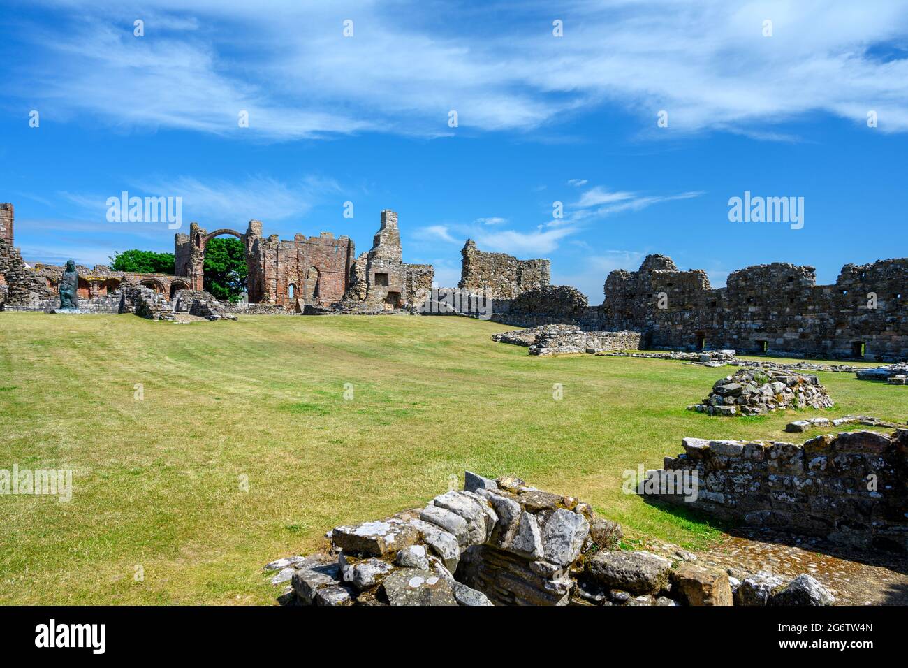 Les ruines de la cité médiévale Prieuré de Lindisfarne, Holy Island, Northumberland, England, UK Banque D'Images