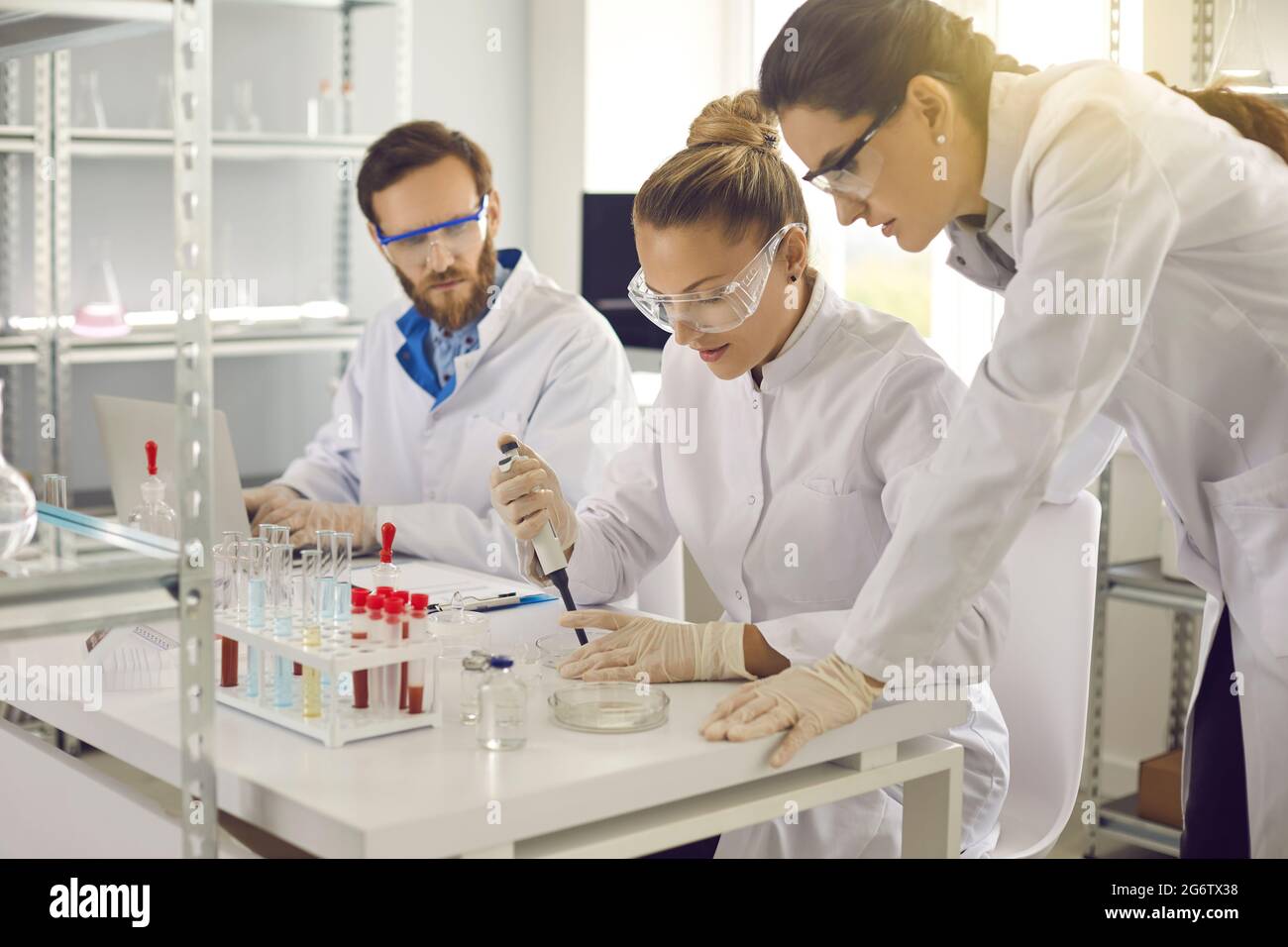 Groupe de scientifiques menant une expérience dans un laboratoire de sciences pharmaceutiques ou biotechnologiques Banque D'Images