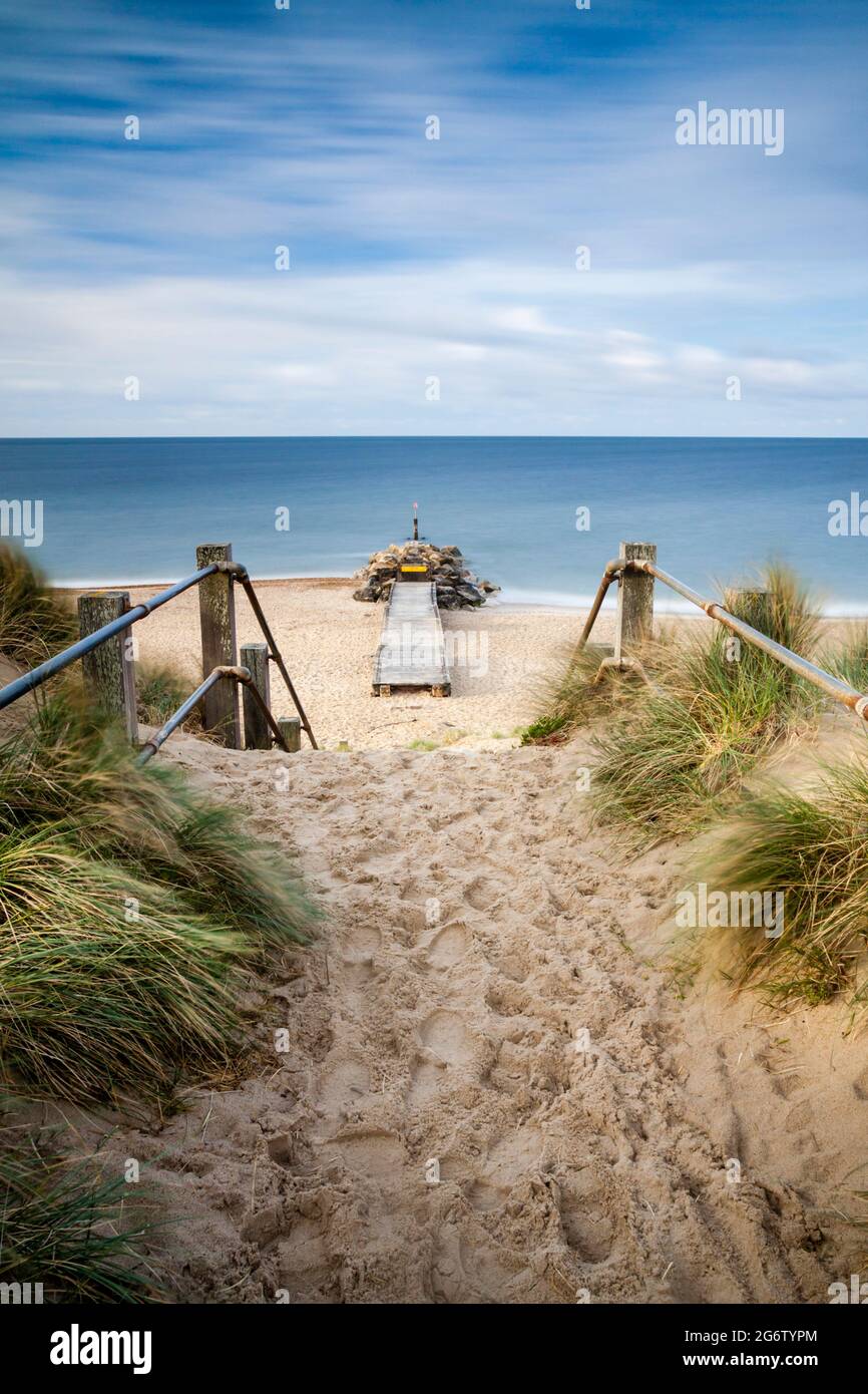 Des marches bien utilisées jusqu'à une plage calme et tranquille... Banque D'Images