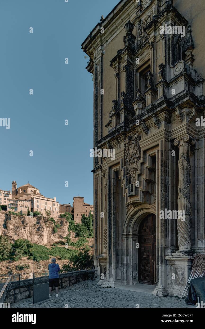 Ancien couvent de San Pablo de l'ordre dominicain, Parador de turismo dans le fleuve Huecar de la ville de Cuenca, Castilla la Macha, Espagne, Europe. Banque D'Images