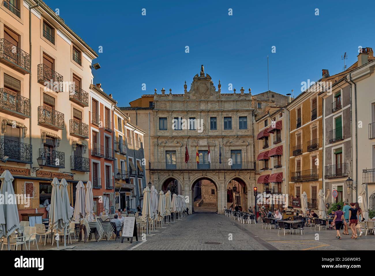 Façade de l'hôtel de ville avec parasols, tables et chaises de bars et restaurants sur la place principale de la ville de Cuenca, Castilla la Mancha, Espagne, Banque D'Images