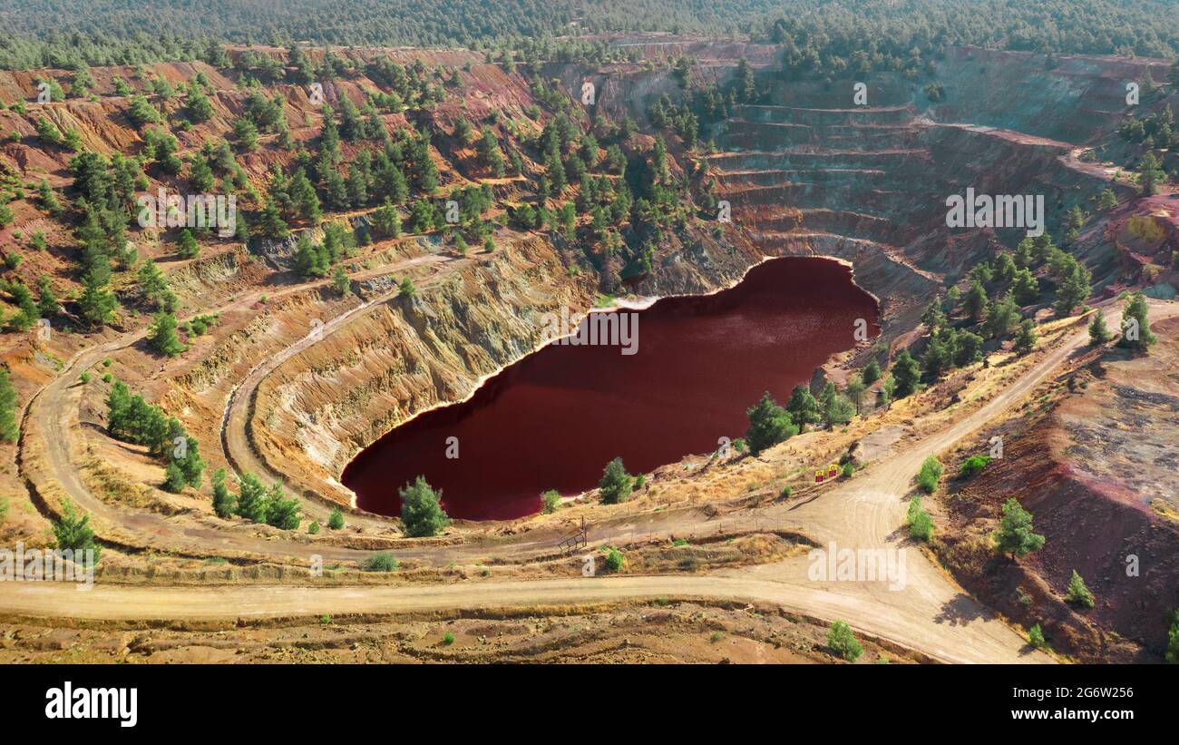 Lac rouge acide dans une fosse ouverte de la mine de cuivre abandonnée de Kokkinopezoula à Mitsero, Chypre Banque D'Images