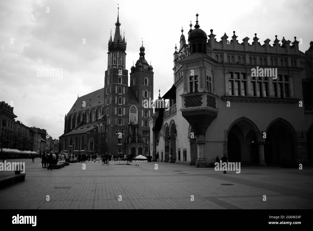 Vue sur la basilique Sainte-Marie et la salle de la toile, place principale, Cracovie, Pologne Banque D'Images