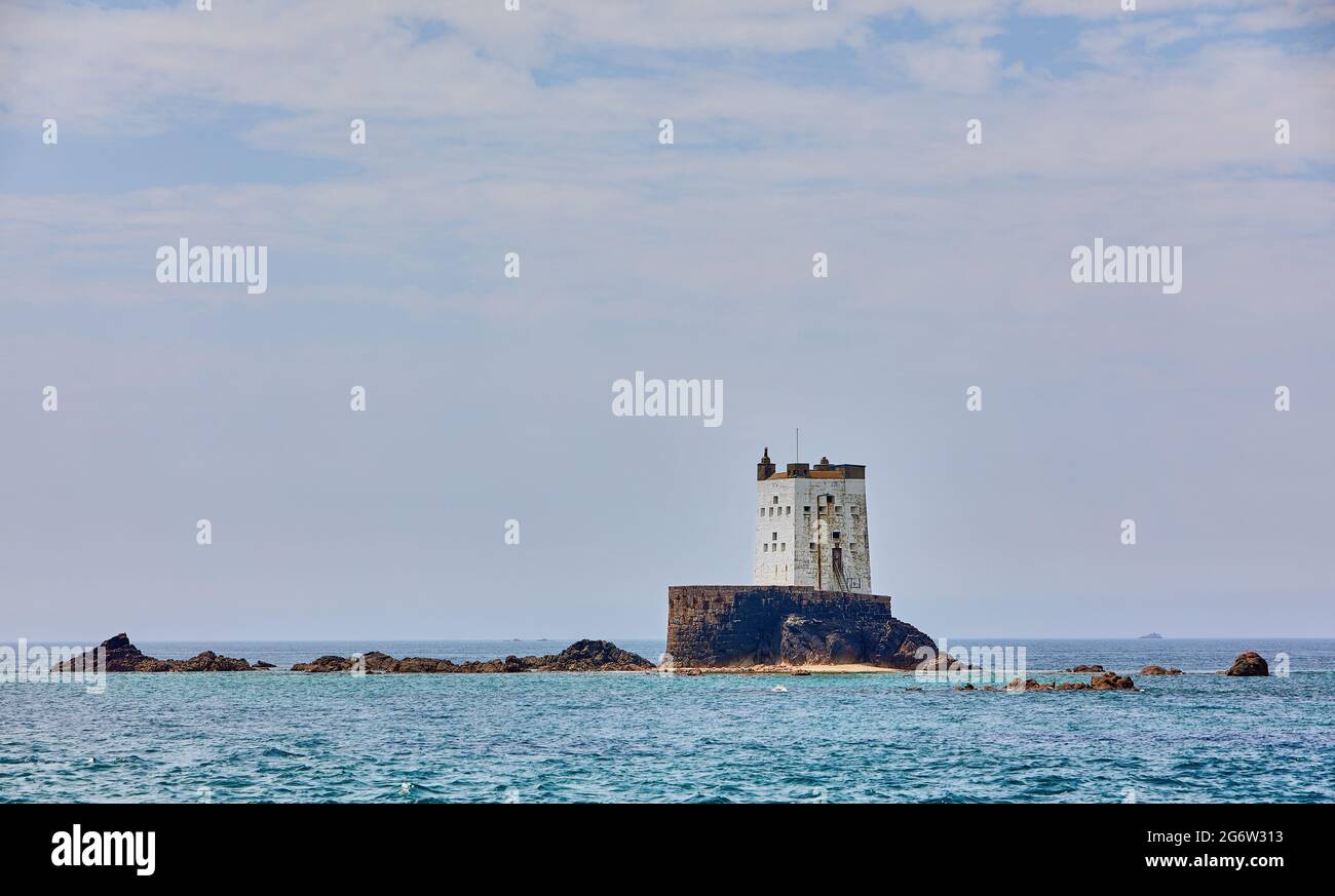 Image de la Tour Seymour avec ciel nuageux à marée haute. Jersey, îles Anglo-Normandes. Mise au point sélective Banque D'Images