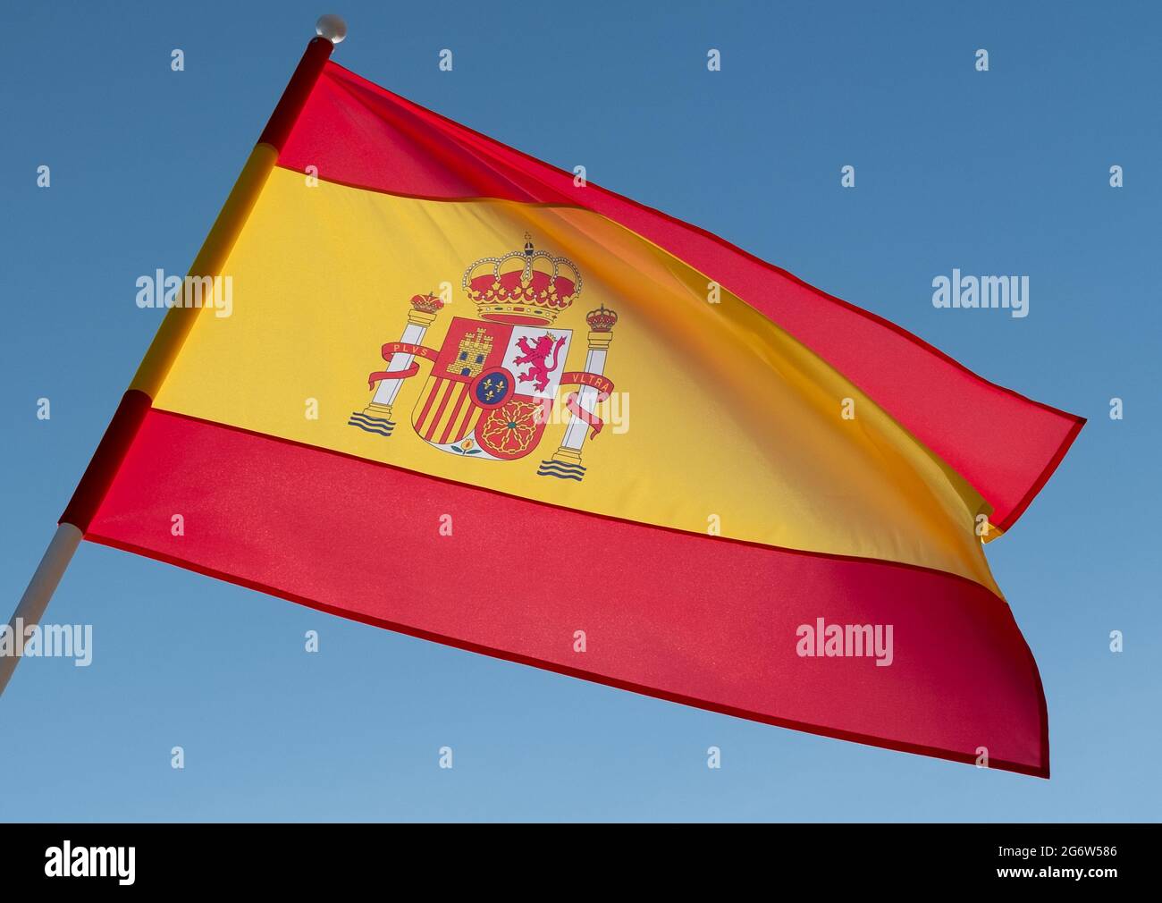 Drapeau de l'Espagne sur fond bleu ciel. Drapeau espagnol agitant dans le vent Banque D'Images